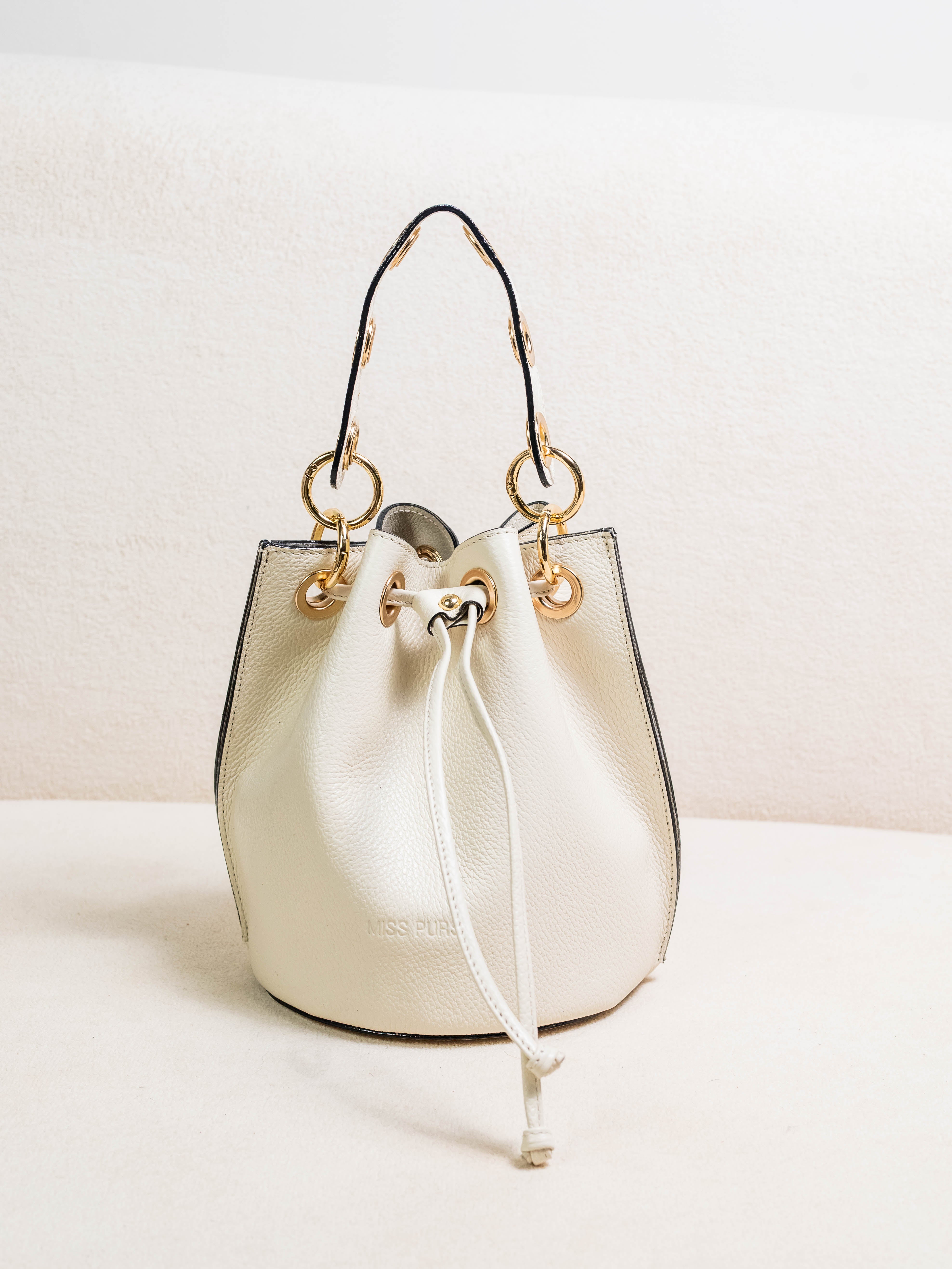 BOLSA BUCKET COURO LEGÍTIMO BELA OFF WHITE