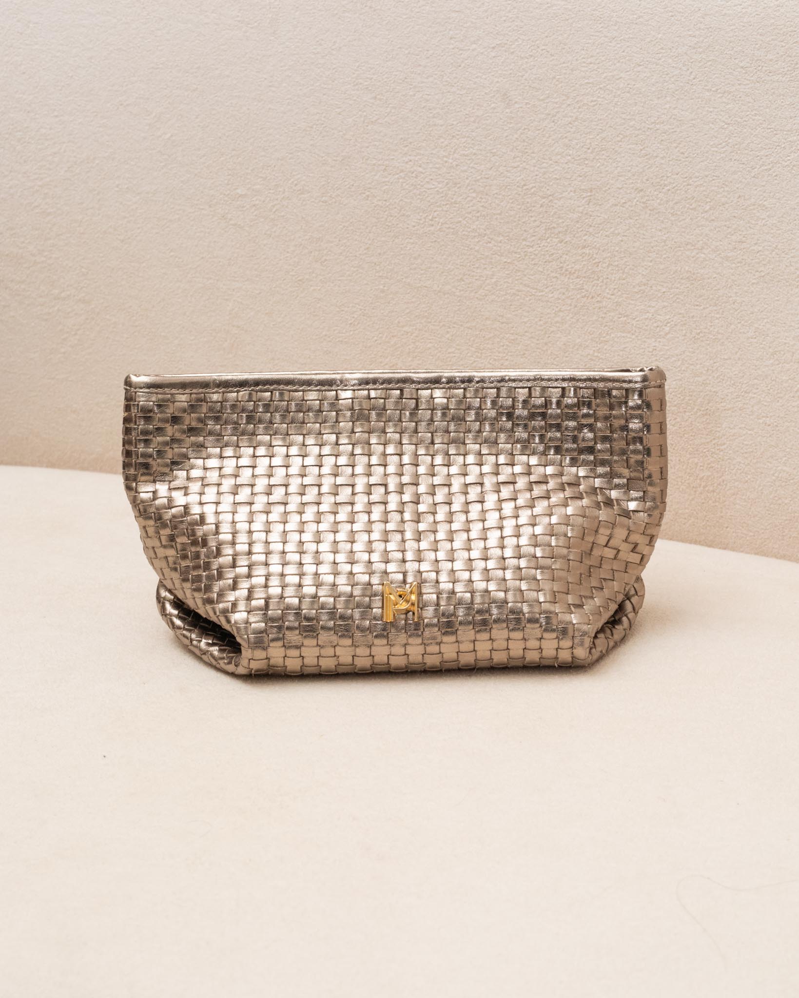 BOLSA MAXI CLUTCH DIANA EM COURO LEGÍTIMO TRESSÊ DOURADA