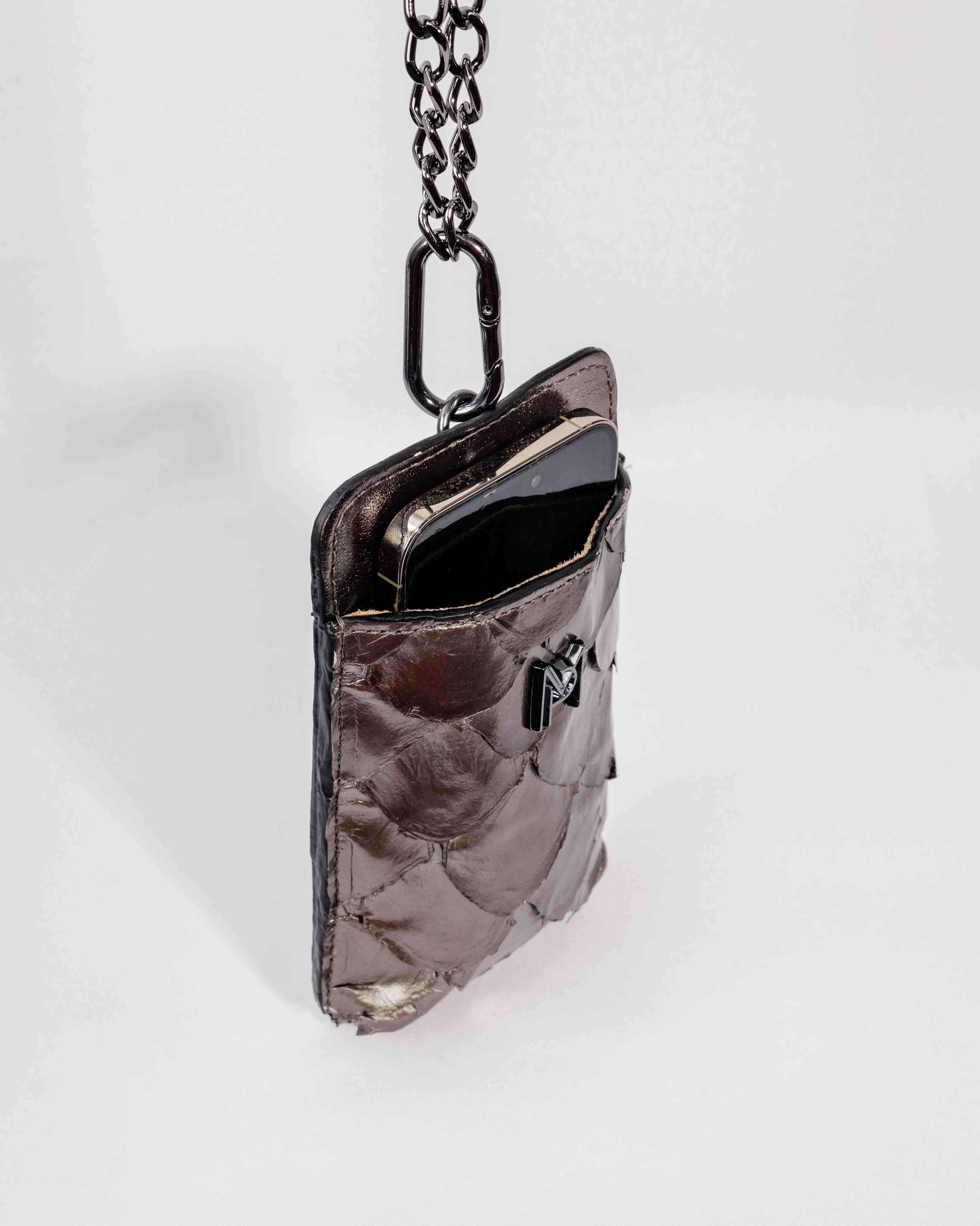 BOLSA PORTA CELULAR DE COURO PIRARUCU SOPHIE GRAFITE