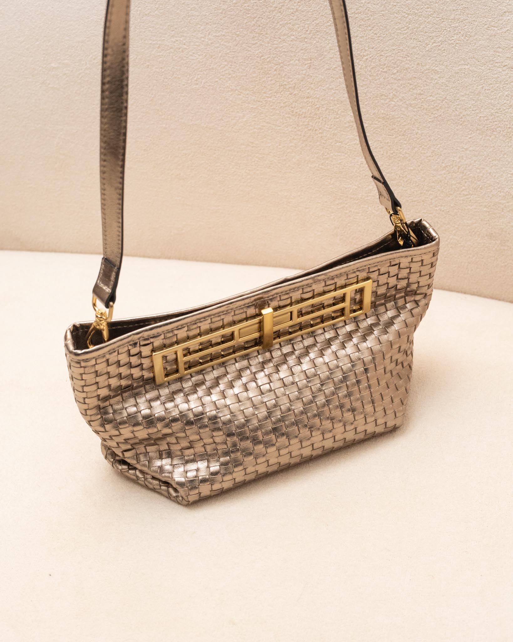 BOLSA MAXI CLUTCH DIANA EM COURO LEGÍTIMO TRESSÊ DOURADA