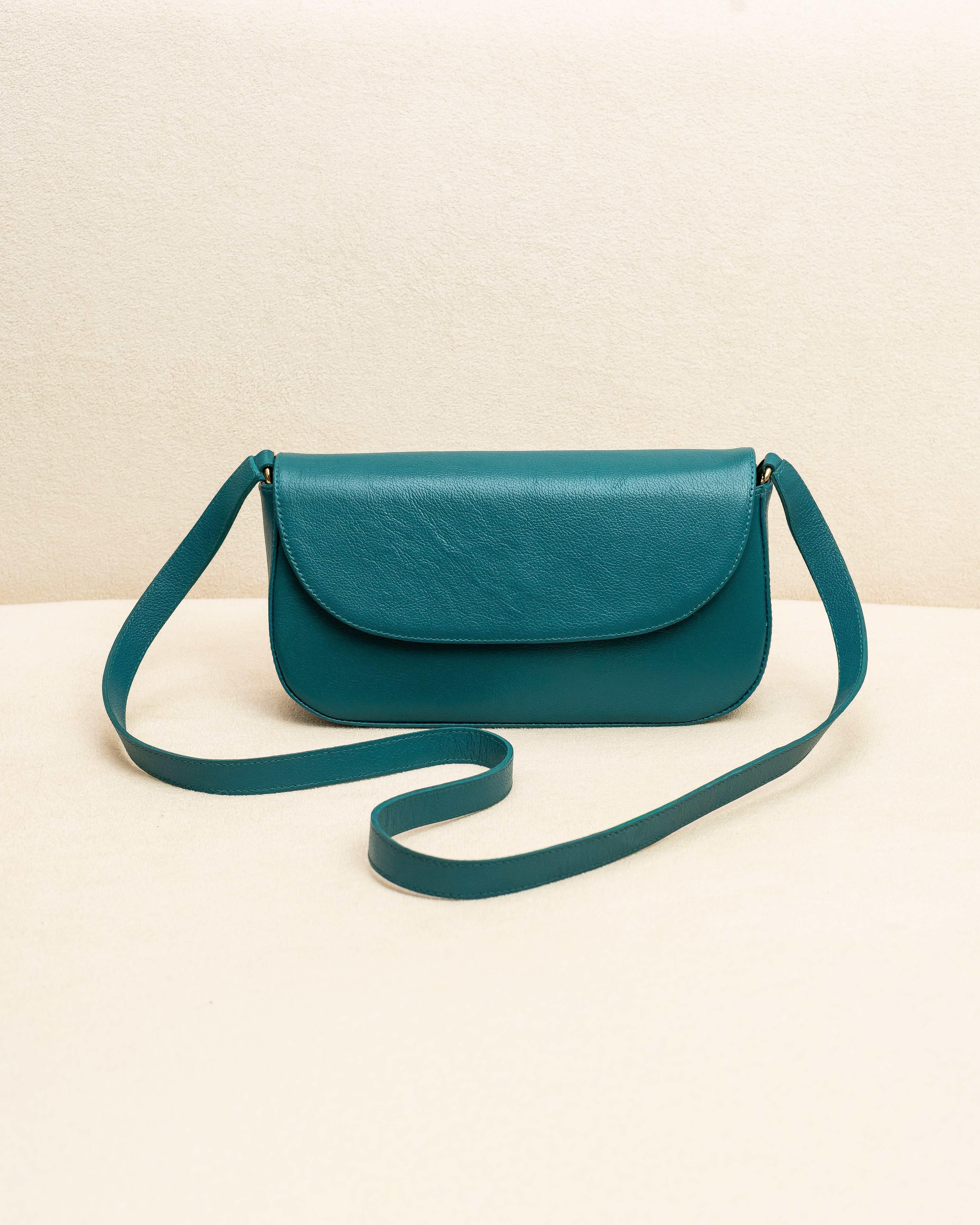 Bolsa tiracolo de Couro Legítimo Azul Petróleo Alba - Ferragem dourada (Acompanha Presente)