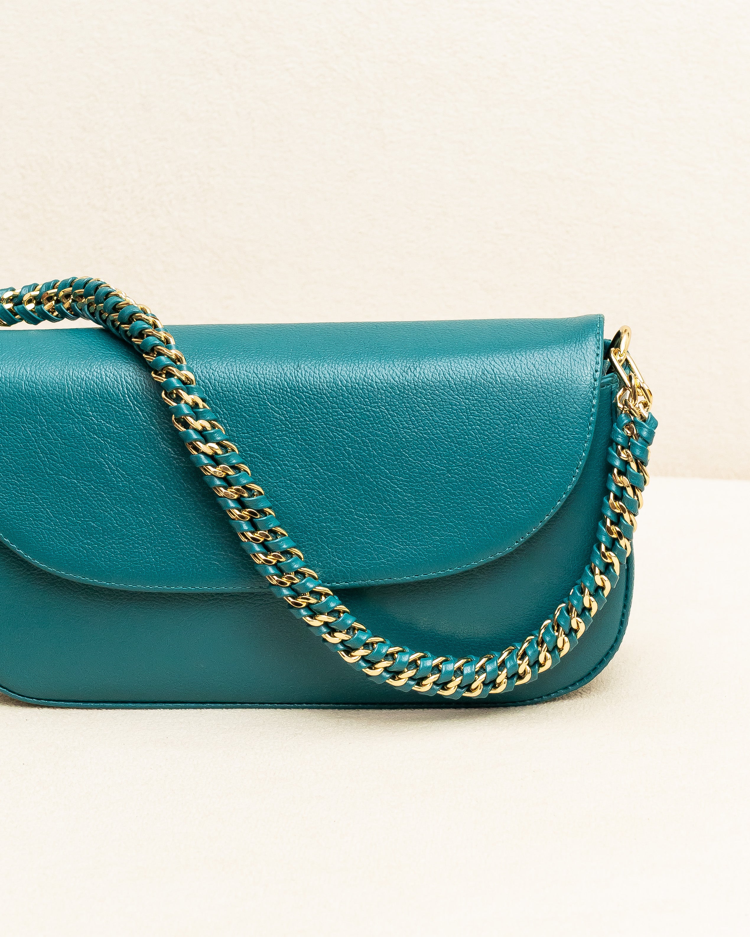 Bolsa tiracolo de Couro Legítimo Azul Petróleo Alba - Ferragem dourada (Acompanha Presente)