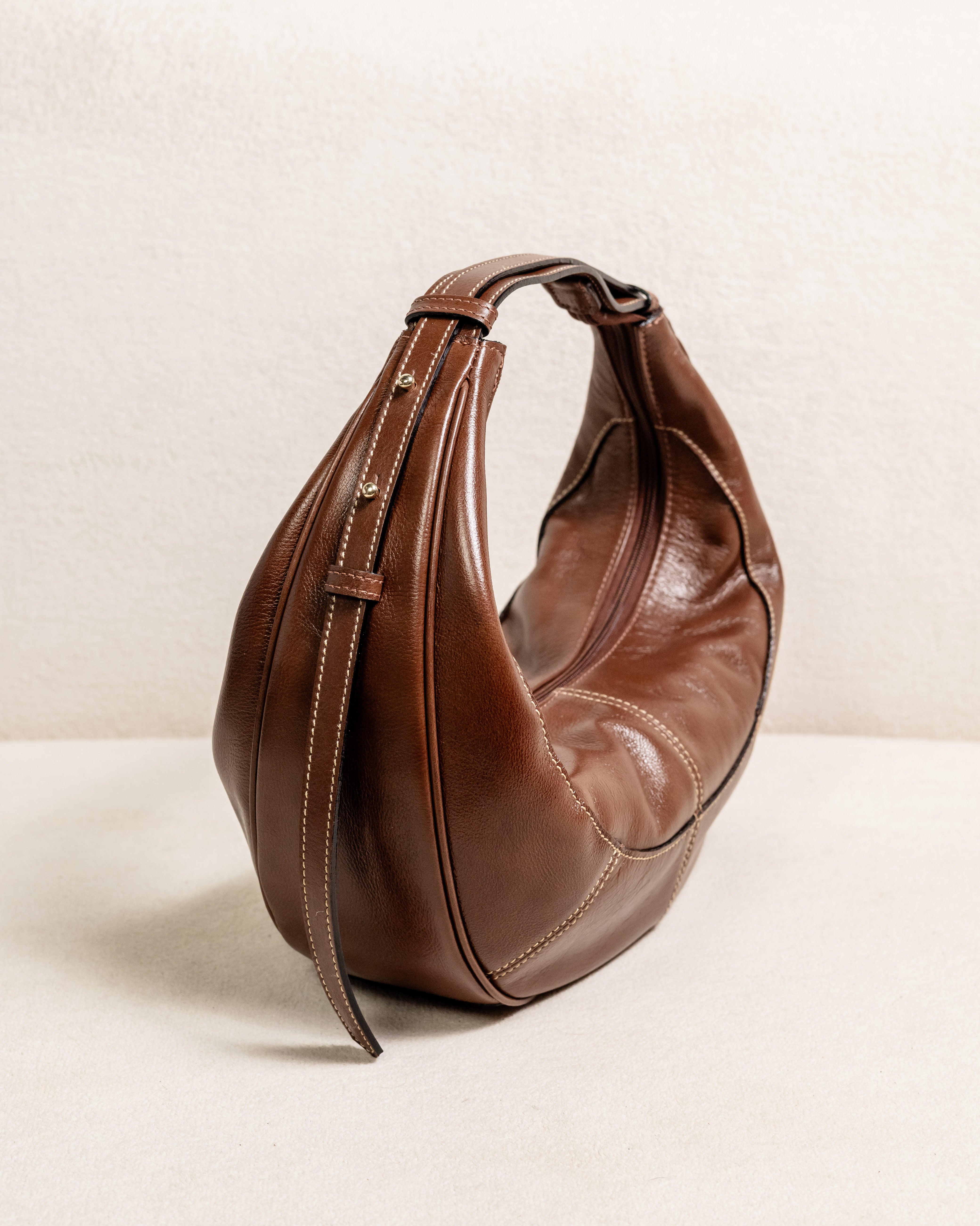 Bolsa couro legítimo meia lua Ayla - Marrom