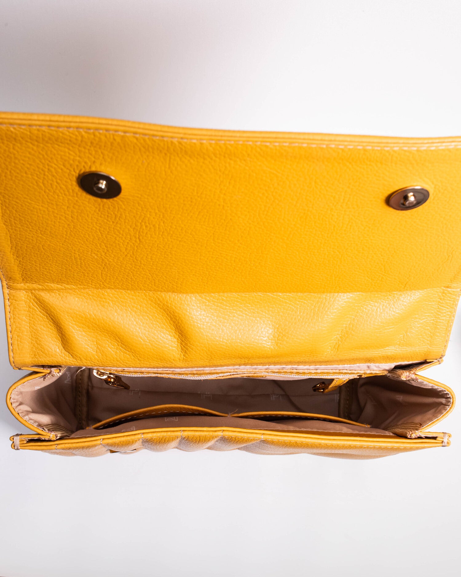 BOLSA MATELASSÊ ATHENAS AÇAFRÃO