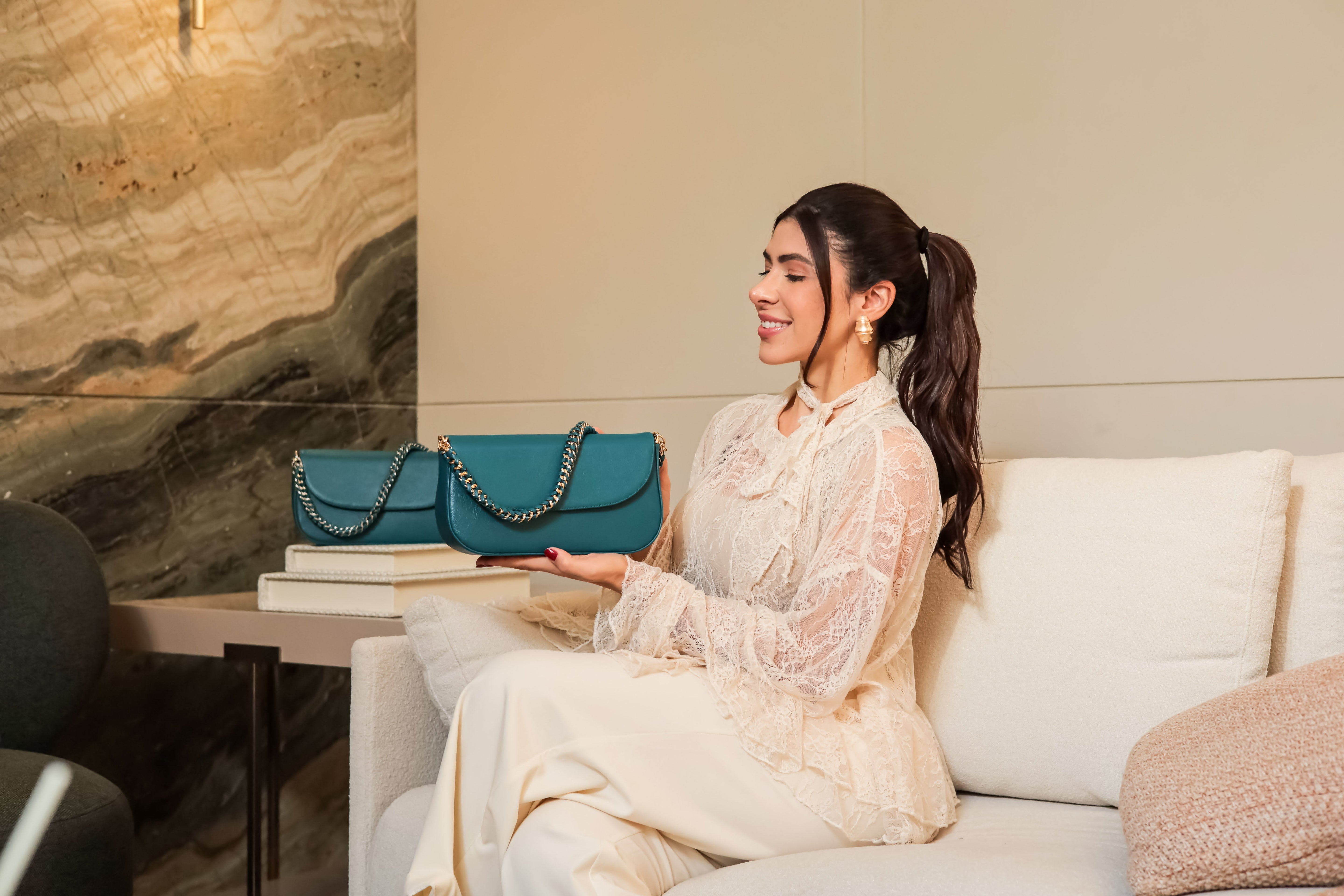Como identificar se a bolsa é de couro legítimo: 5 teste