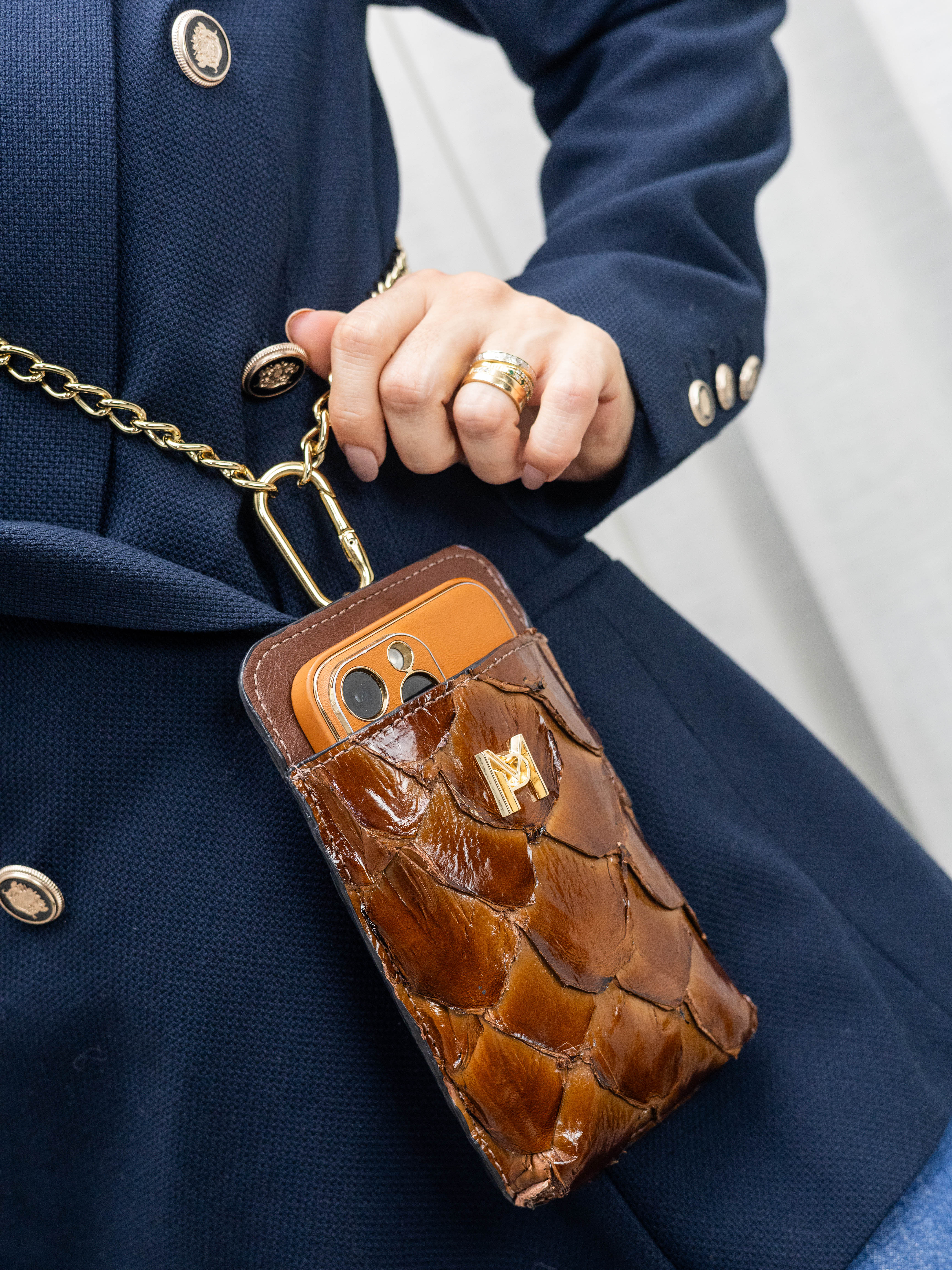 BOLSA PORTA CELULAR DE COURO PIRARUCU SOPHIE PINHÃO