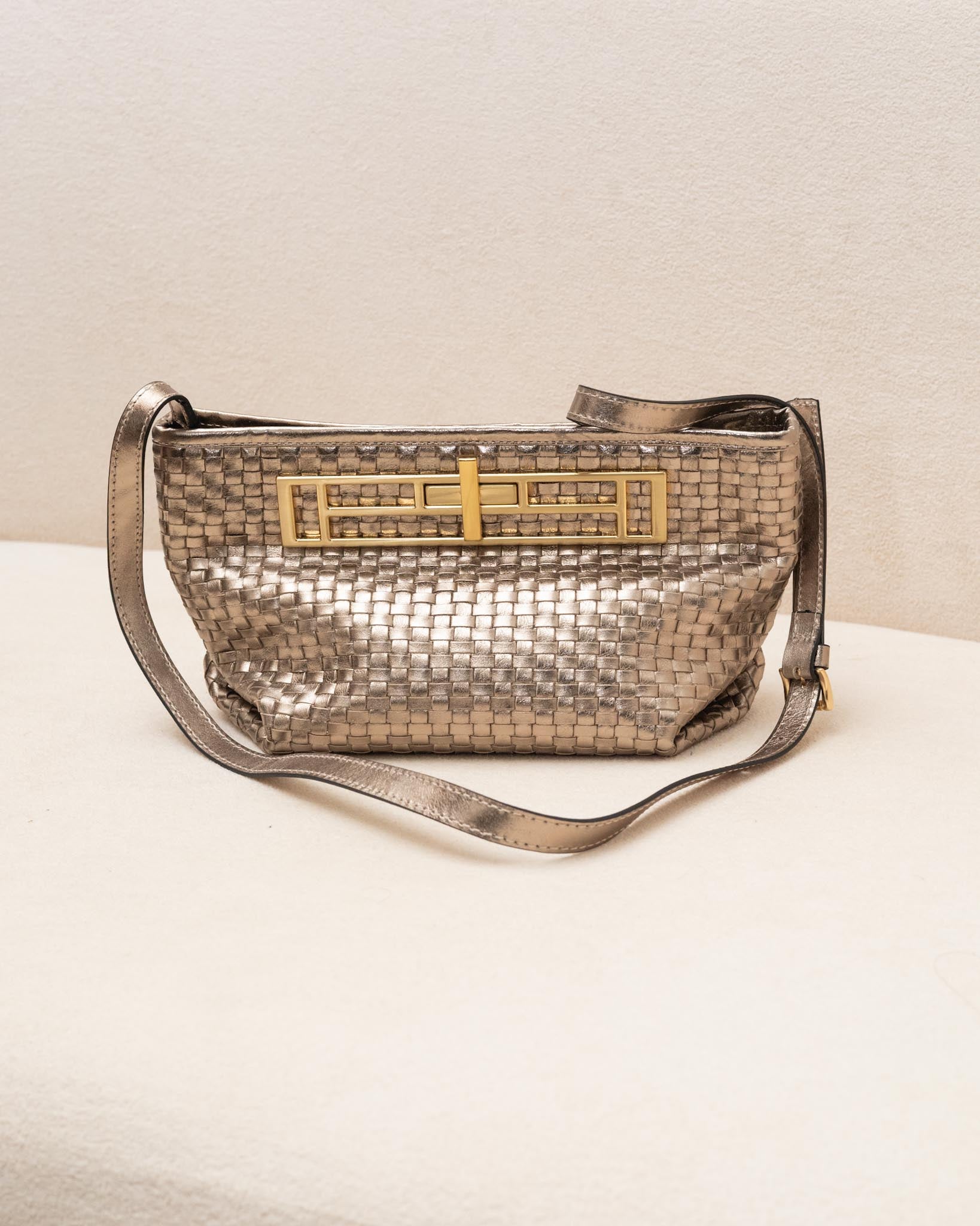 BOLSA MAXI CLUTCH DIANA EM COURO LEGÍTIMO TRESSÊ DOURADA
