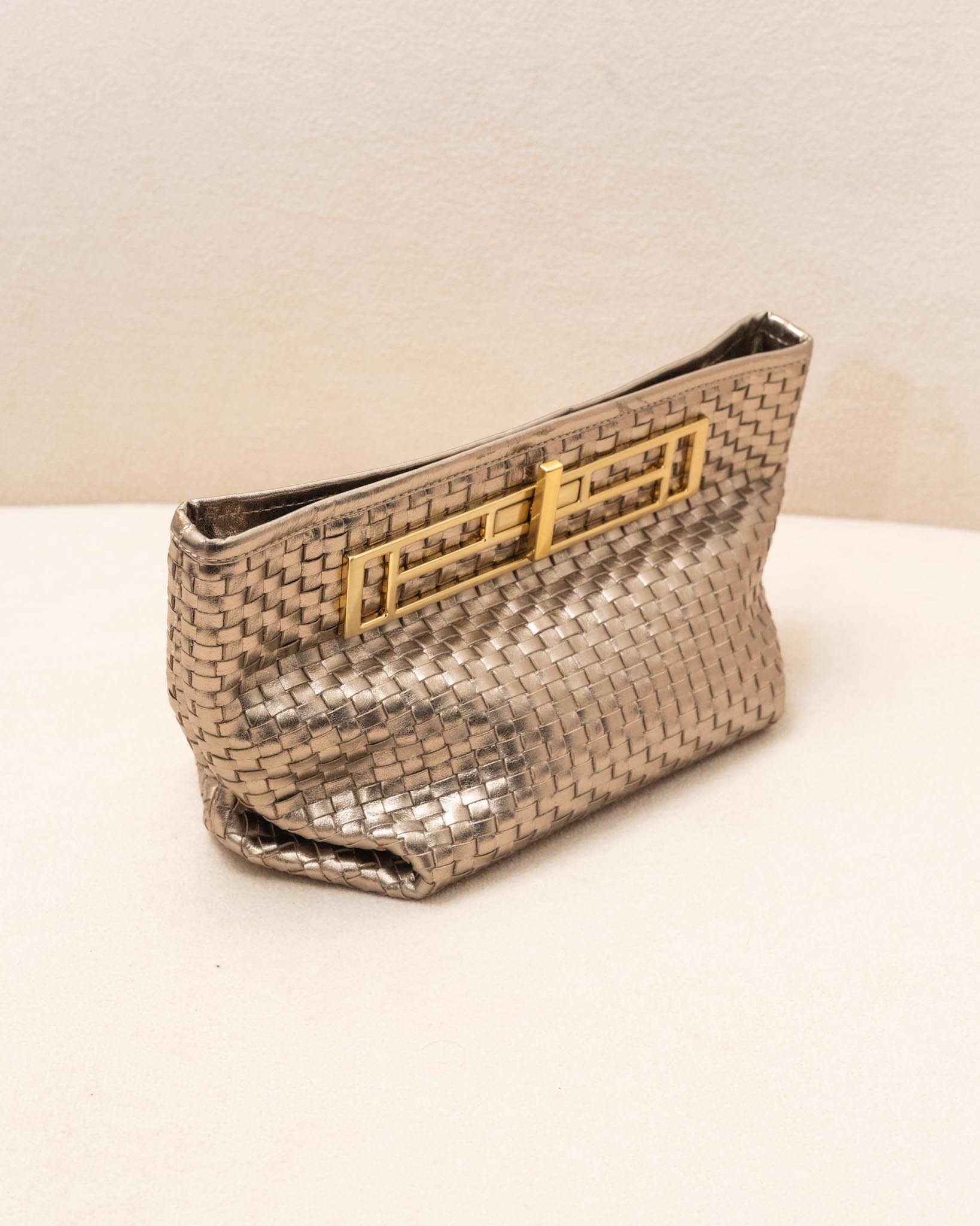 BOLSA MAXI CLUTCH DIANA EM COURO LEGÍTIMO TRESSÊ DOURADA