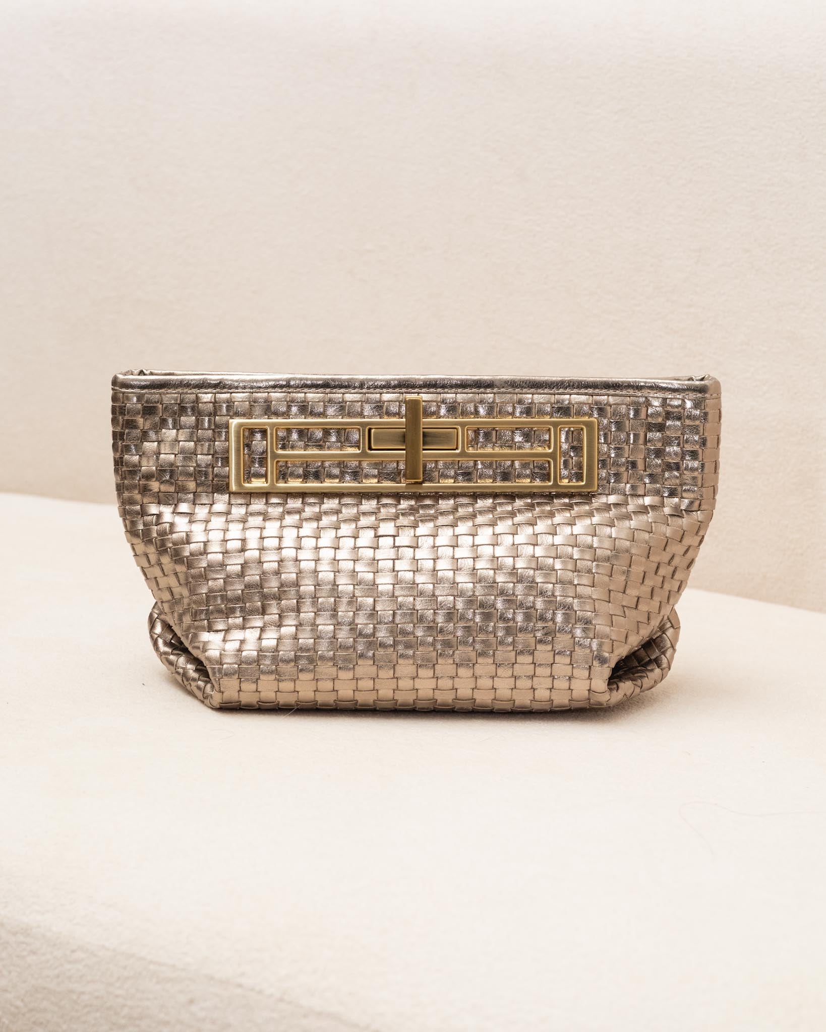 BOLSA MAXI CLUTCH DIANA EM COURO LEGÍTIMO TRESSÊ DOURADA