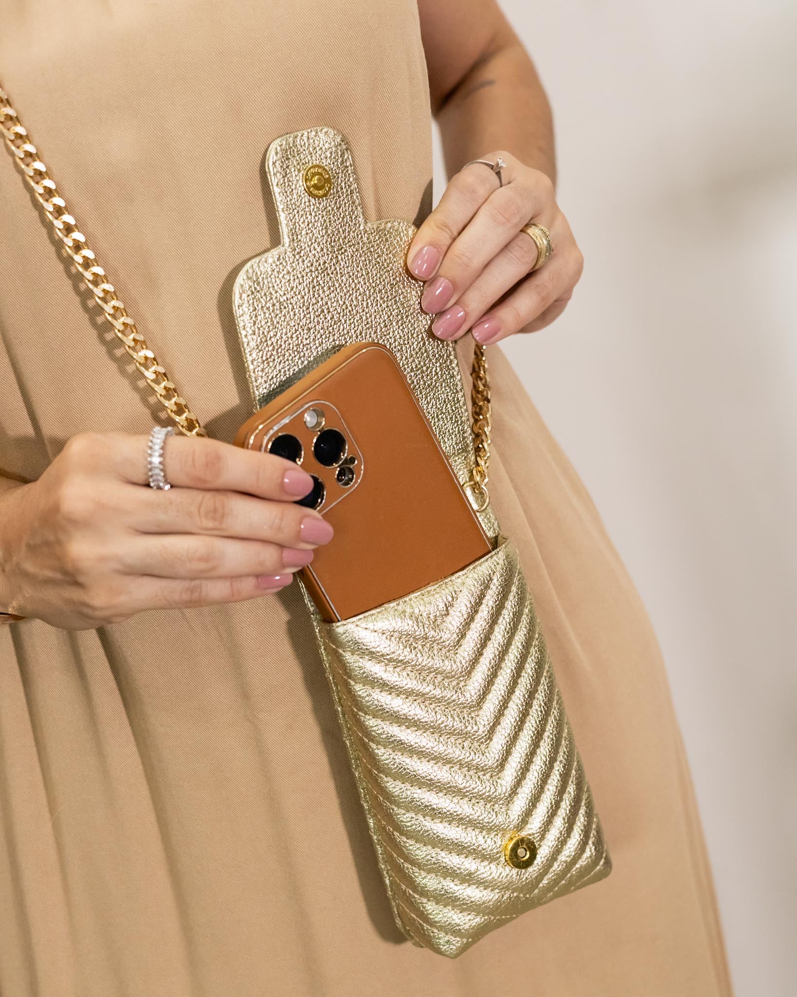 PORTA CELULAR CAMI DE COURO LEGÍTIMO DOURADO