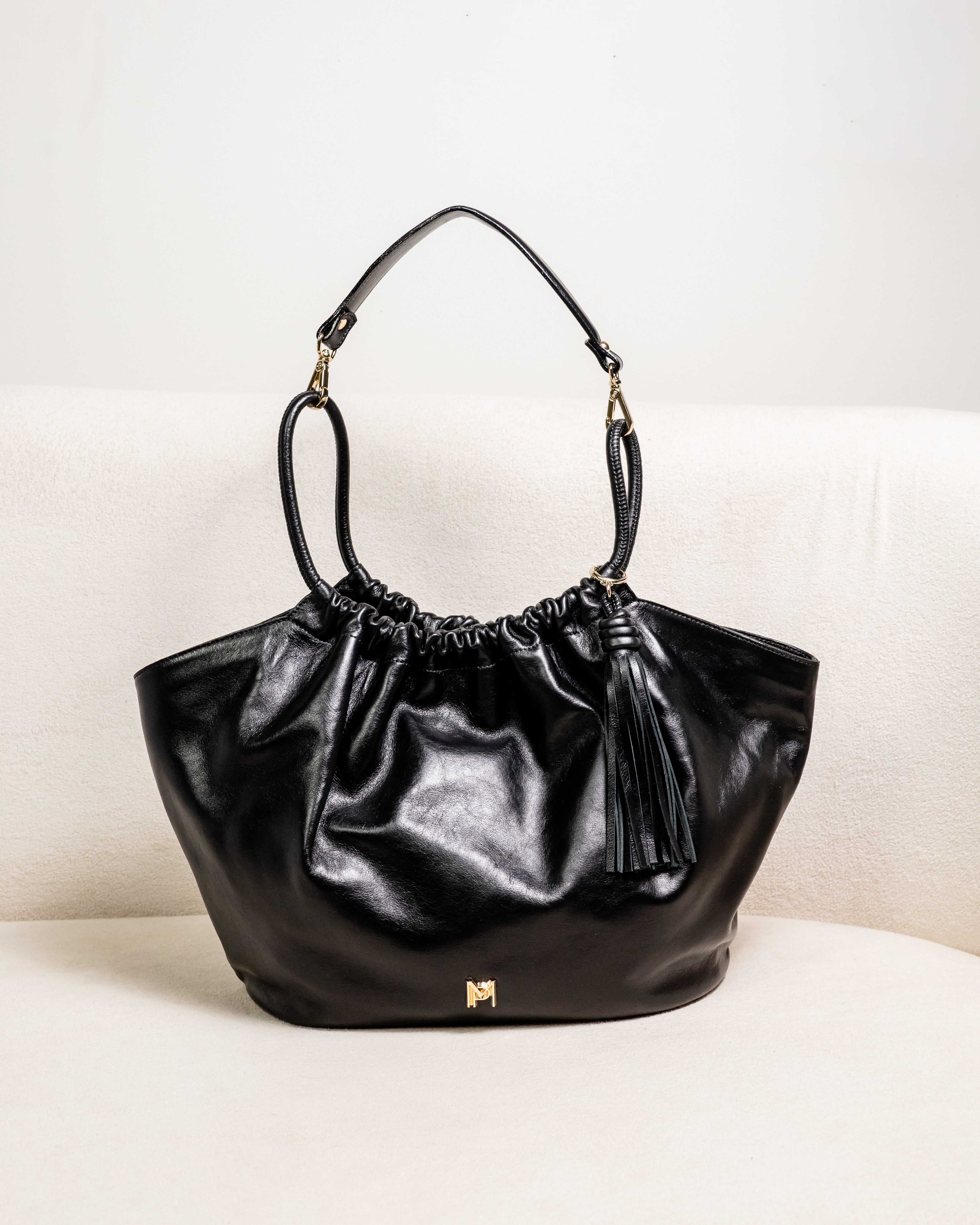 BOLSA DE OMBRO EM COURO LEGÍTIMO OLGA PRETA + NECESSAIRE
