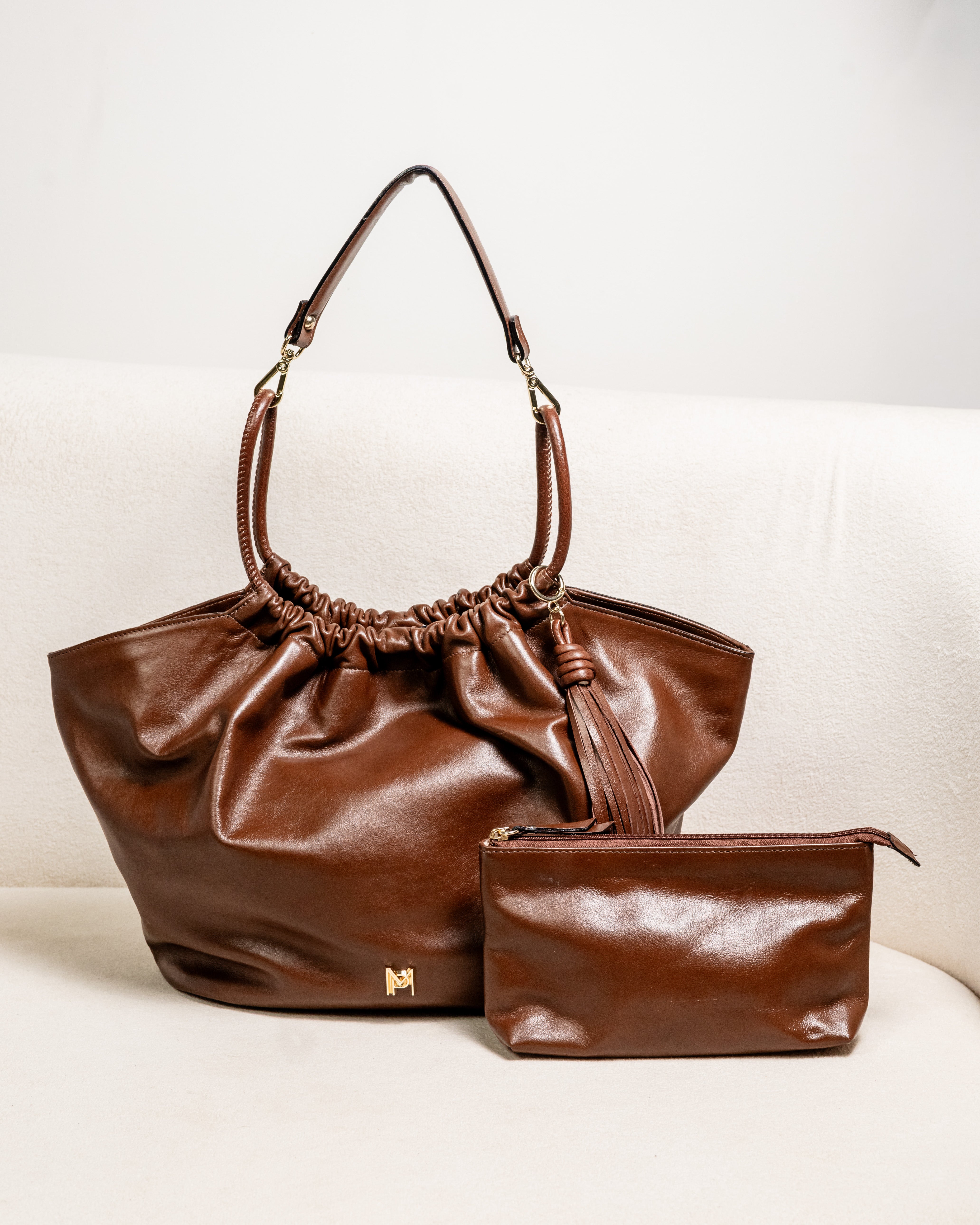 BOLSA DE OMBRO EM COURO LEGÍTIMO OLGA MARROM + NECESSAIRE
