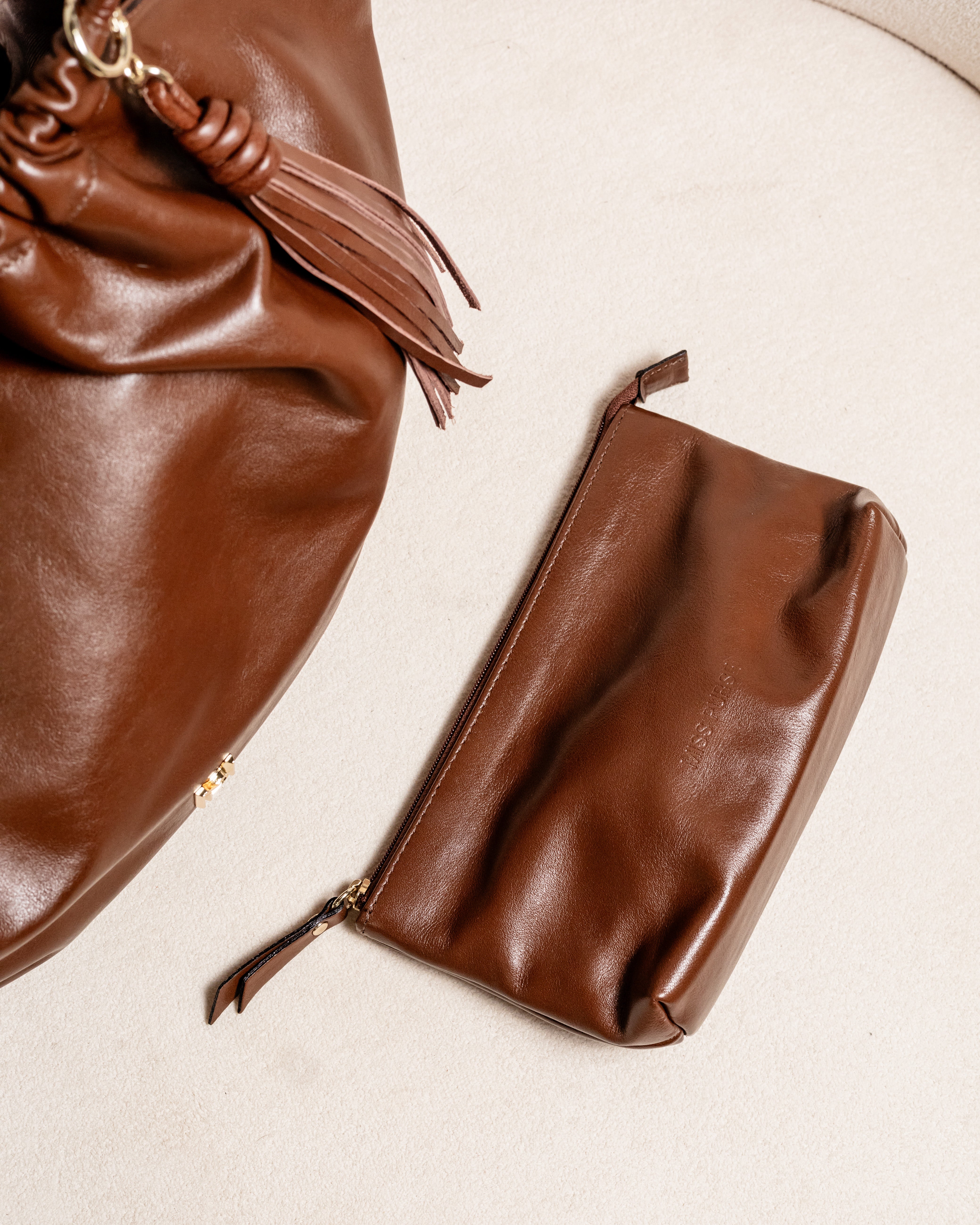BOLSA DE OMBRO EM COURO LEGÍTIMO OLGA MARROM + NECESSAIRE