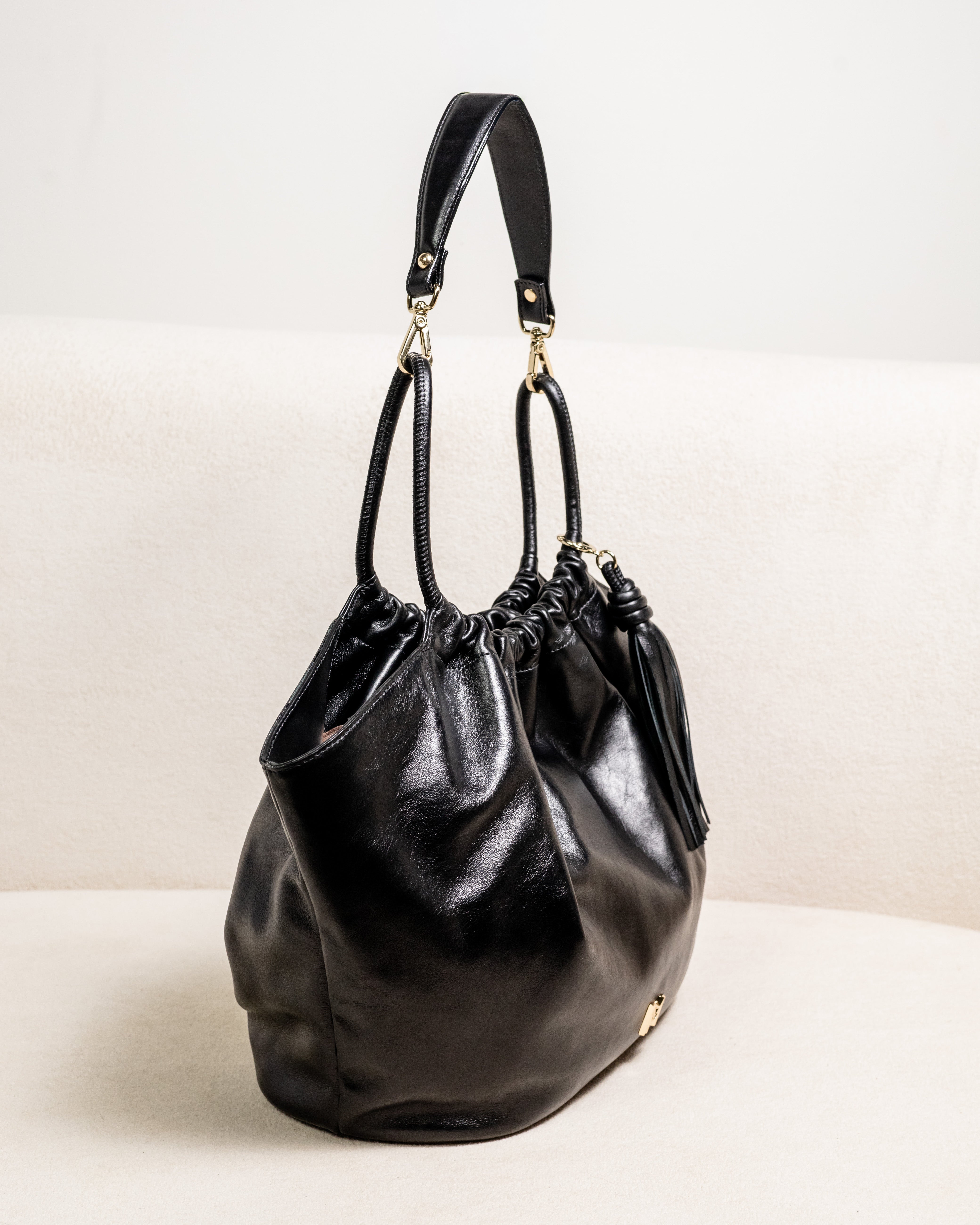 BOLSA DE OMBRO EM COURO LEGÍTIMO OLGA PRETA + NECESSAIRE