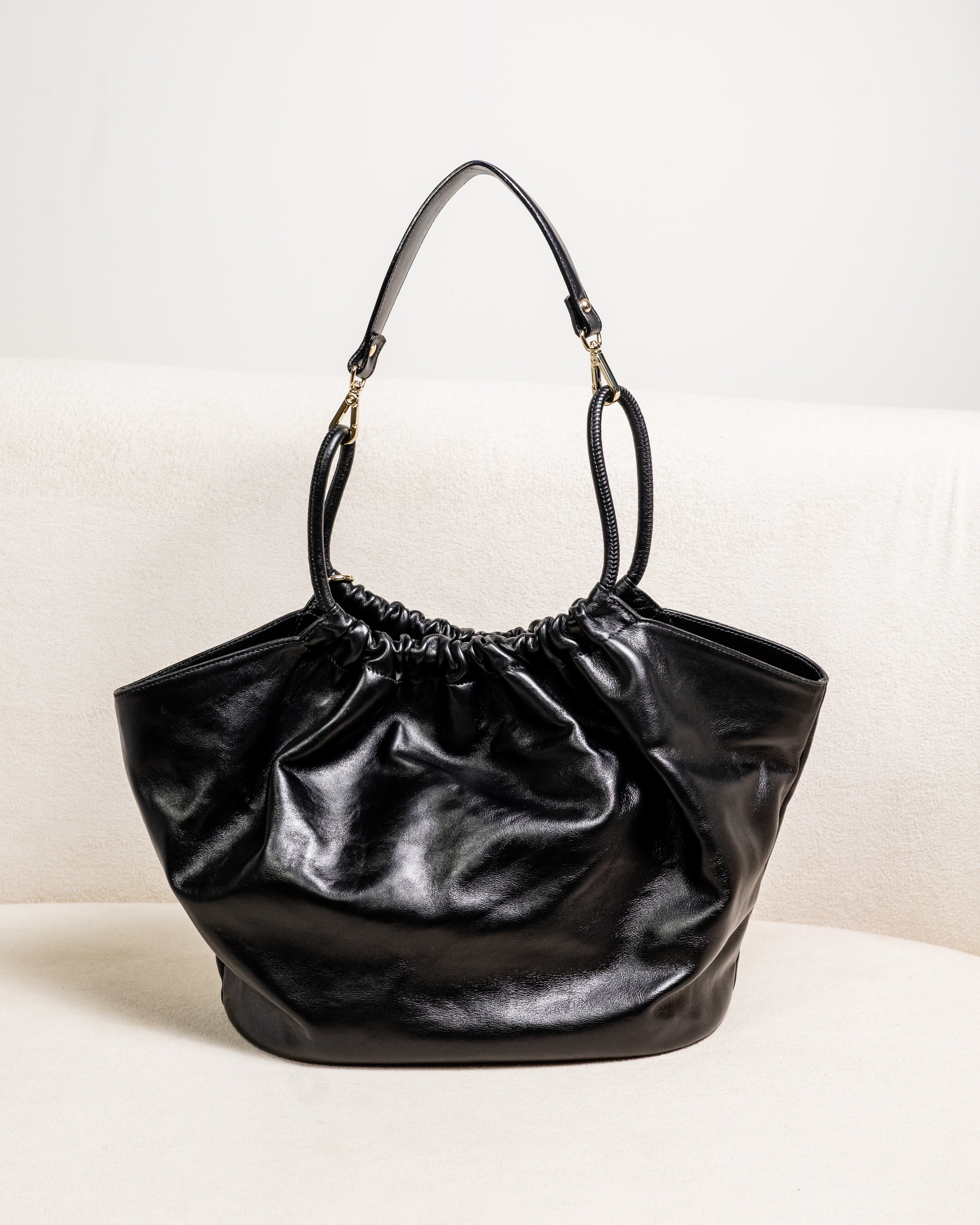 BOLSA DE OMBRO EM COURO LEGÍTIMO OLGA PRETA + NECESSAIRE