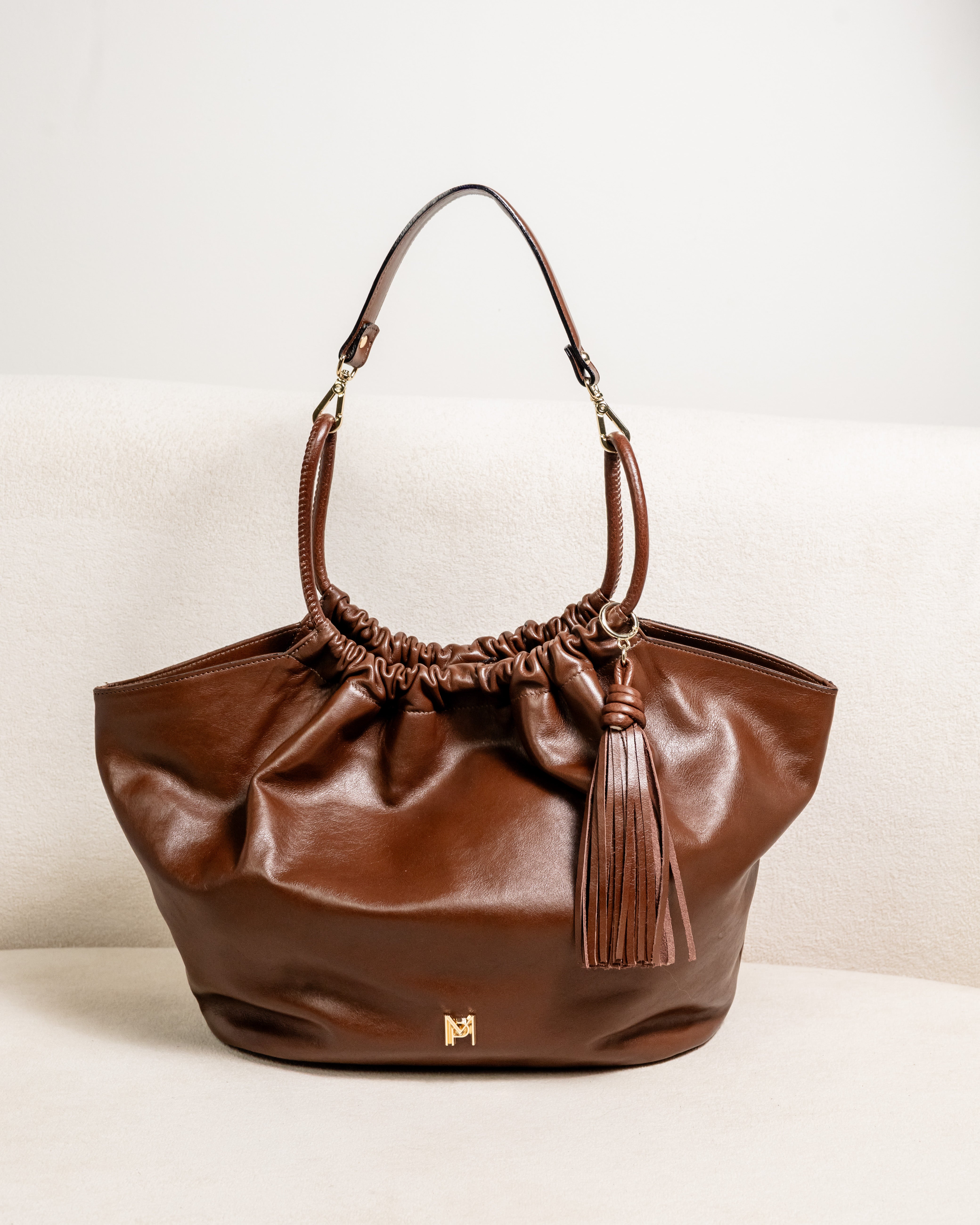 BOLSA DE OMBRO EM COURO LEGÍTIMO OLGA MARROM + NECESSAIRE