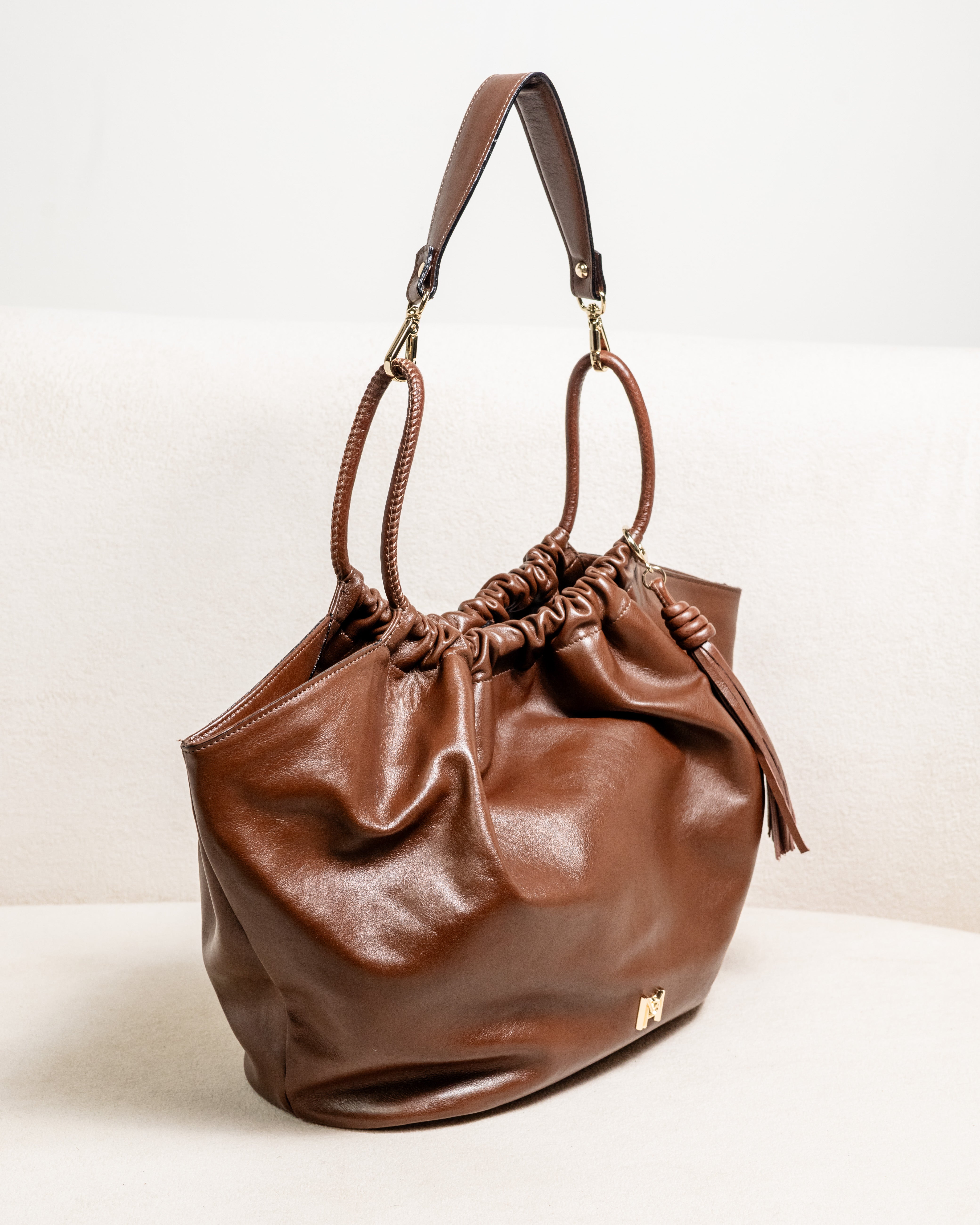 BOLSA DE OMBRO EM COURO LEGÍTIMO OLGA MARROM + NECESSAIRE