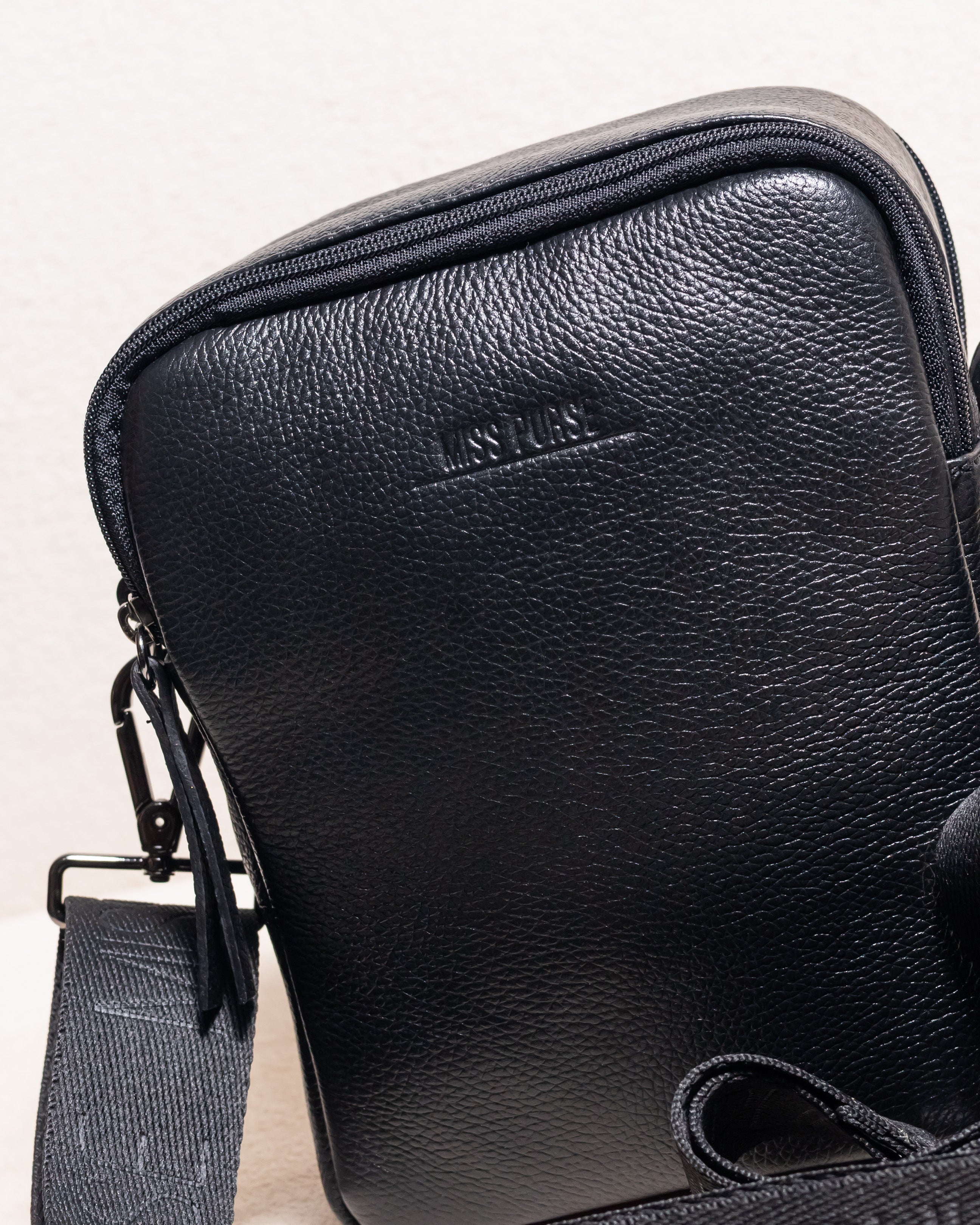 Bolsa de Couro Legítimo Unissex transversal Track - Preta
