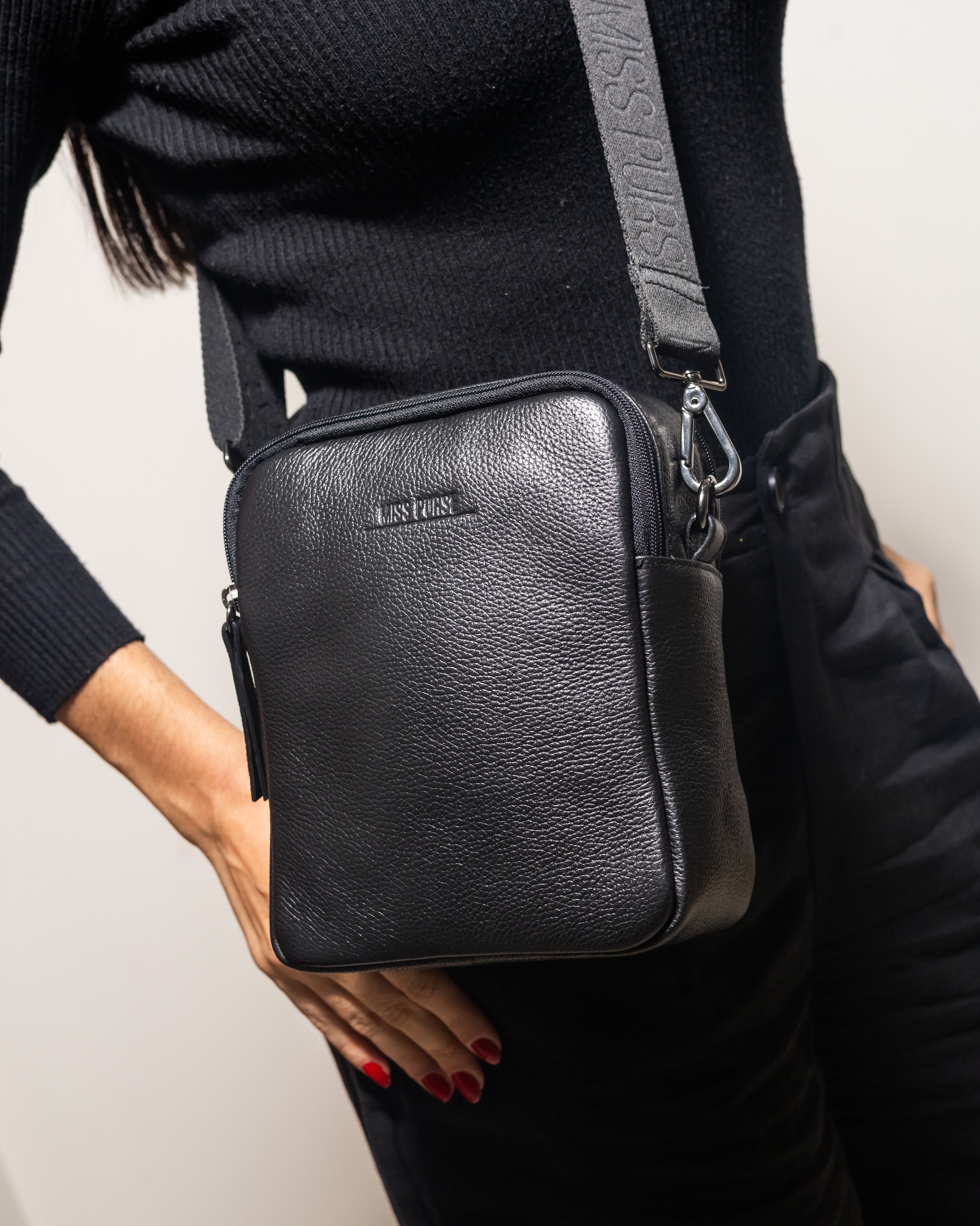 Bolsa de Couro Legítimo Unissex transversal Track - Preta