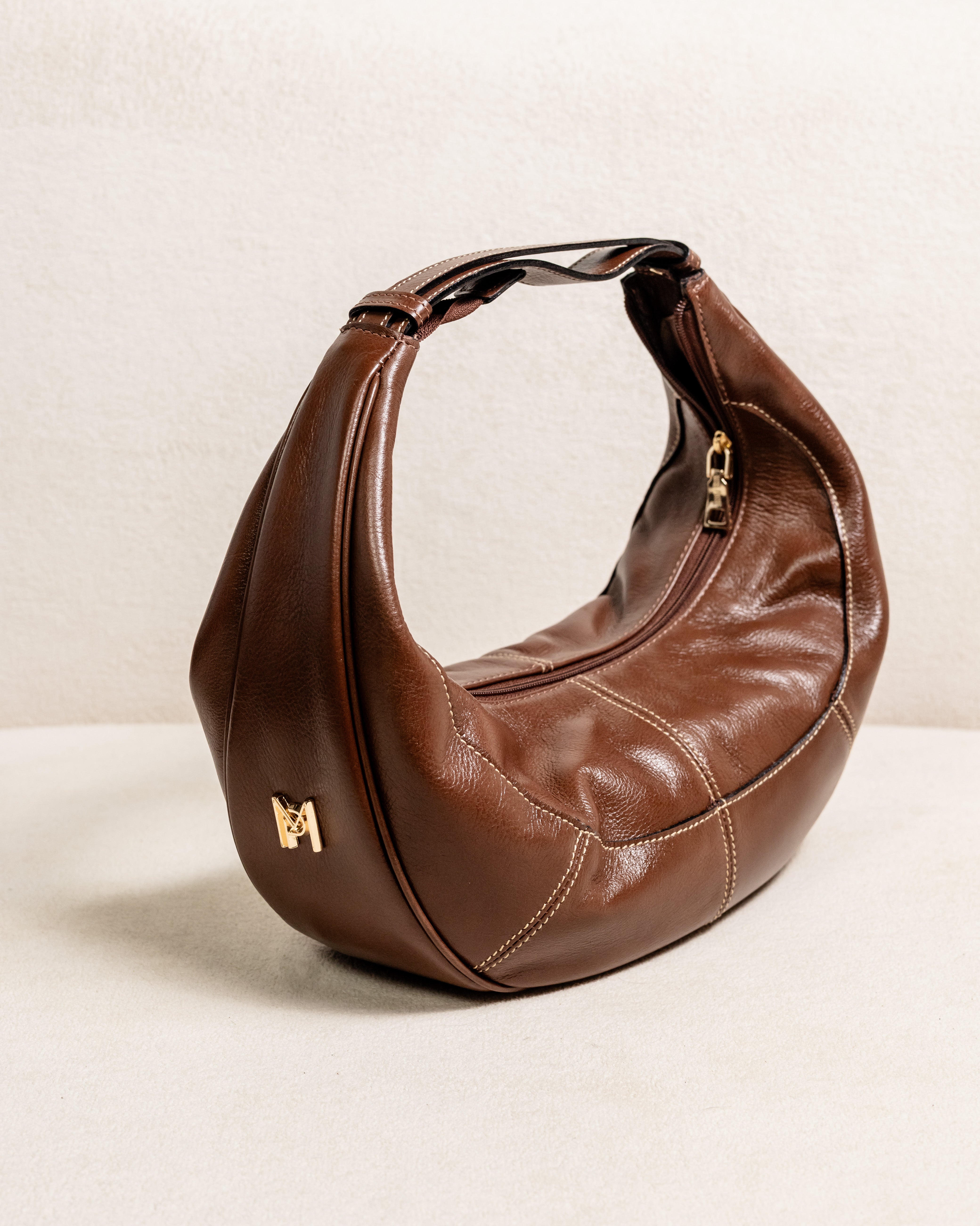 Bolsa couro legítimo meia lua Ayla - Marrom