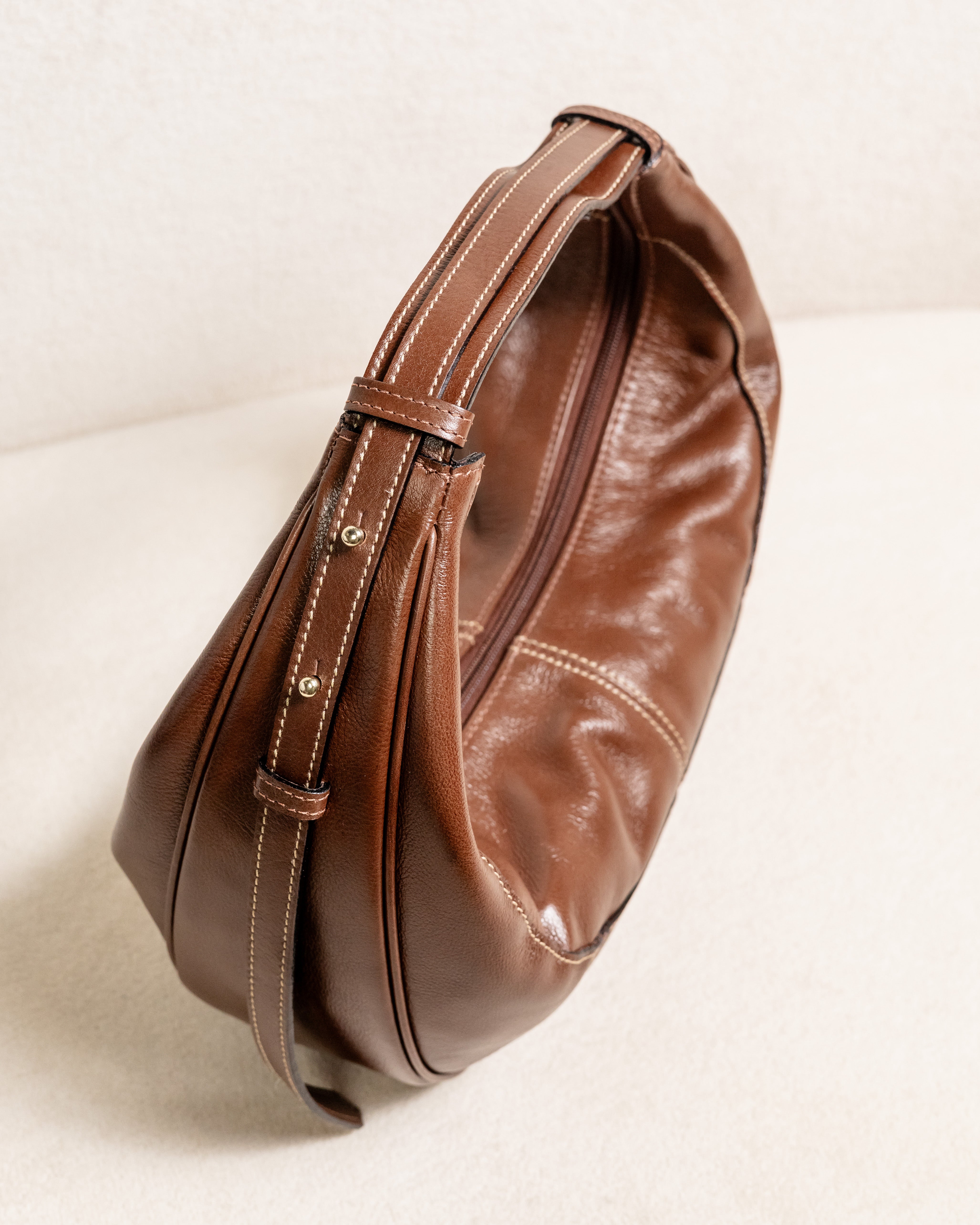Bolsa couro legítimo meia lua Ayla - Marrom