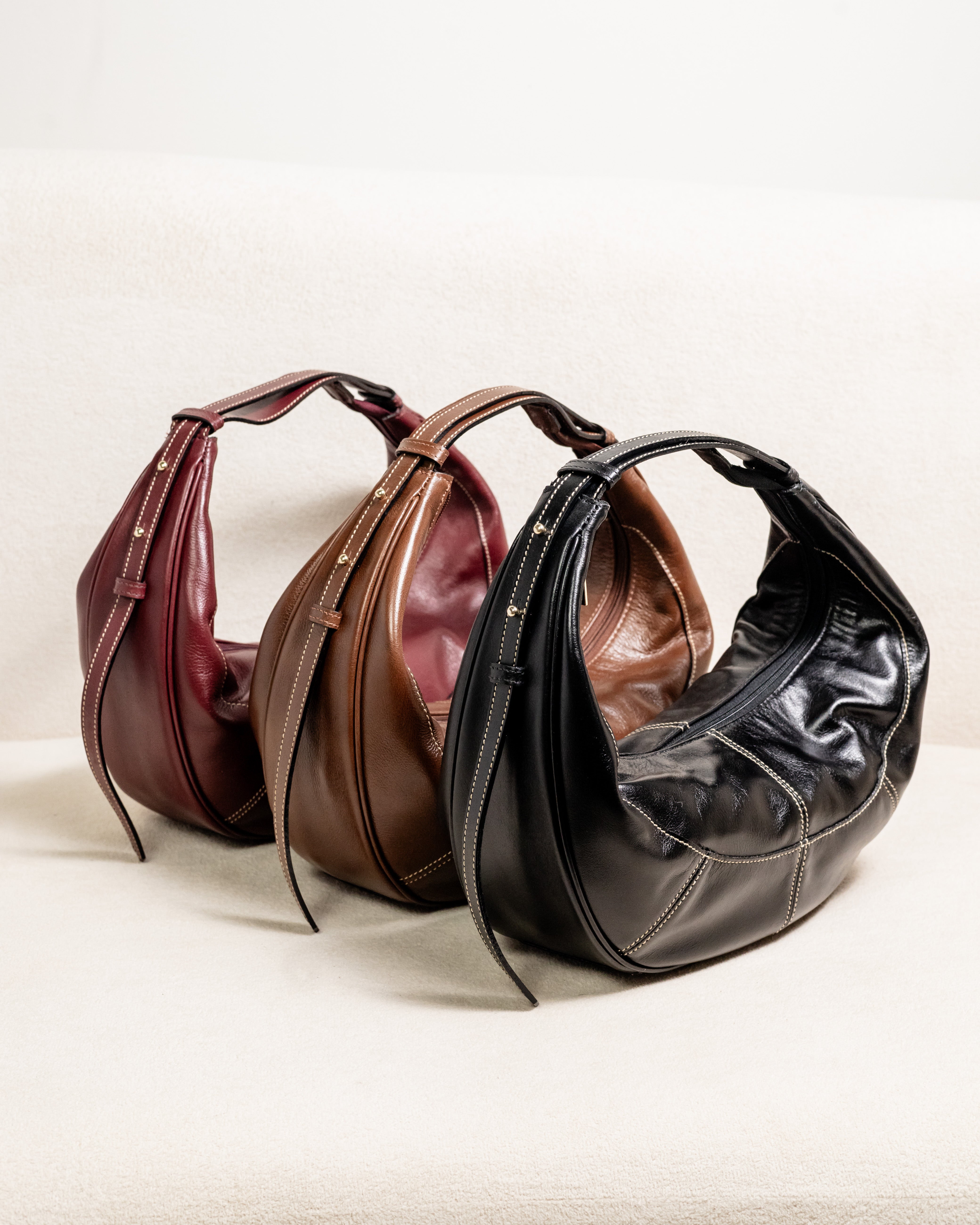 Bolsa couro legítimo meia lua Ayla - Marrom