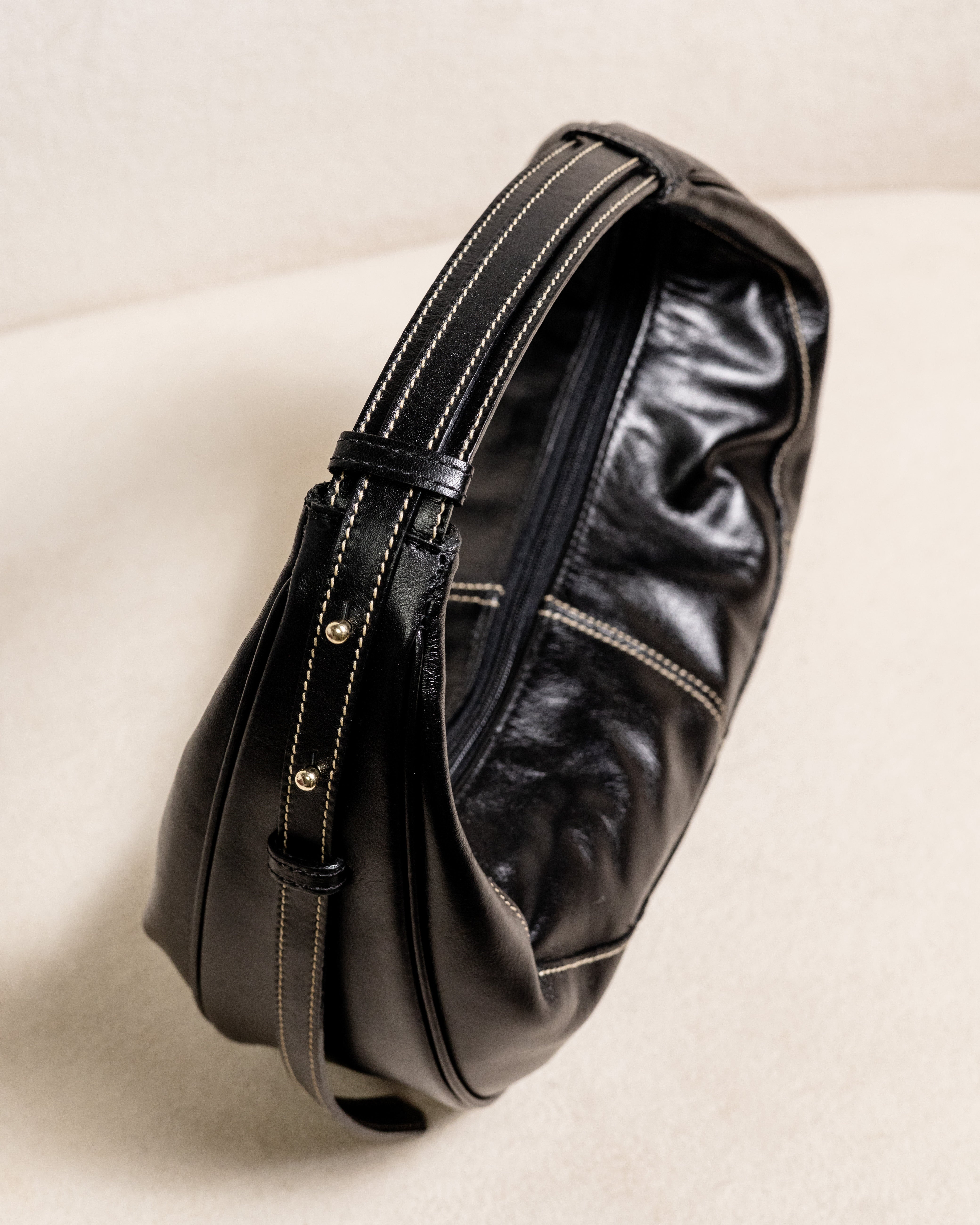 Bolsa couro legítimo meia lua Ayla - Preta