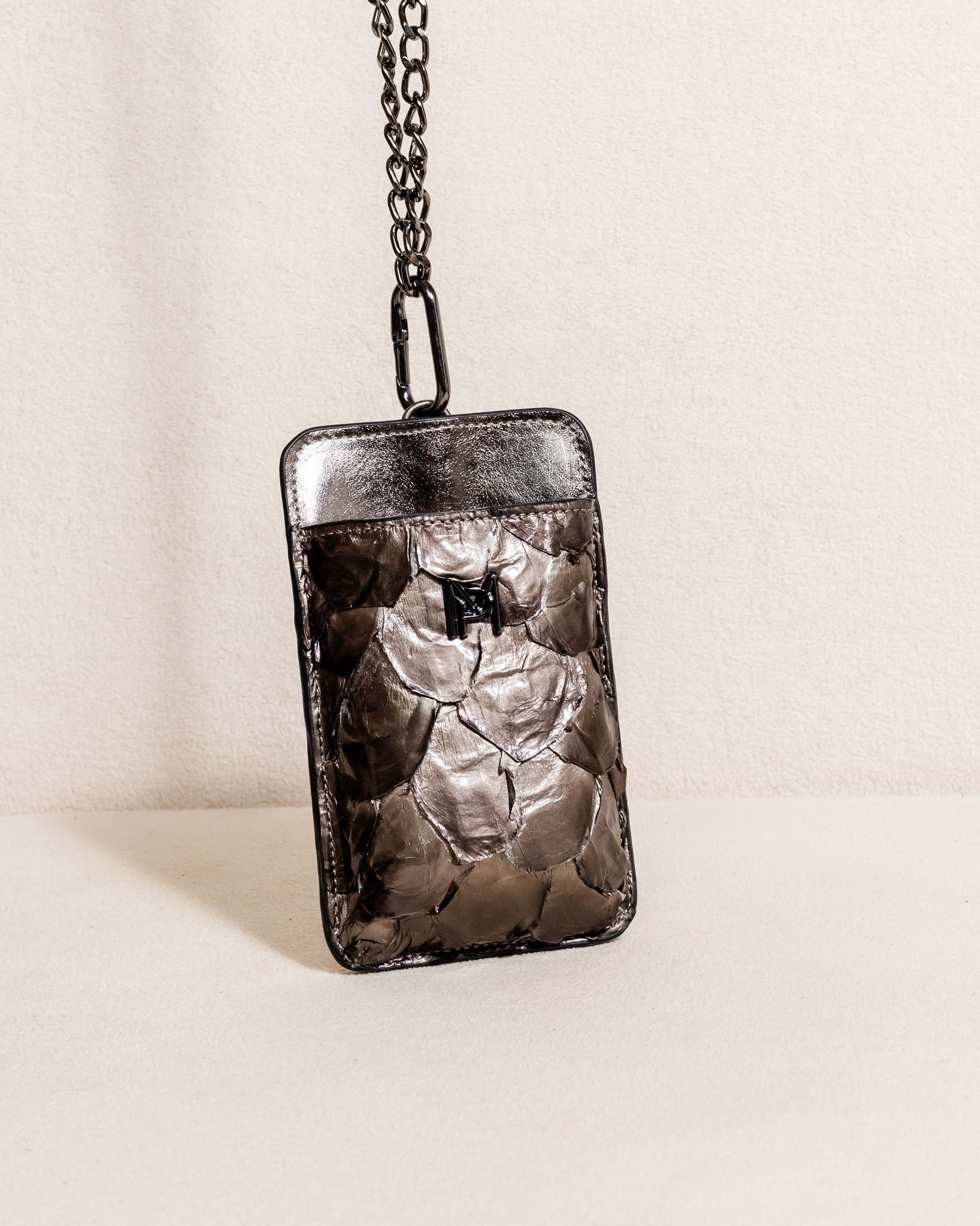 BOLSA PORTA CELULAR DE COURO PIRARUCU SOPHIE GRAFITE