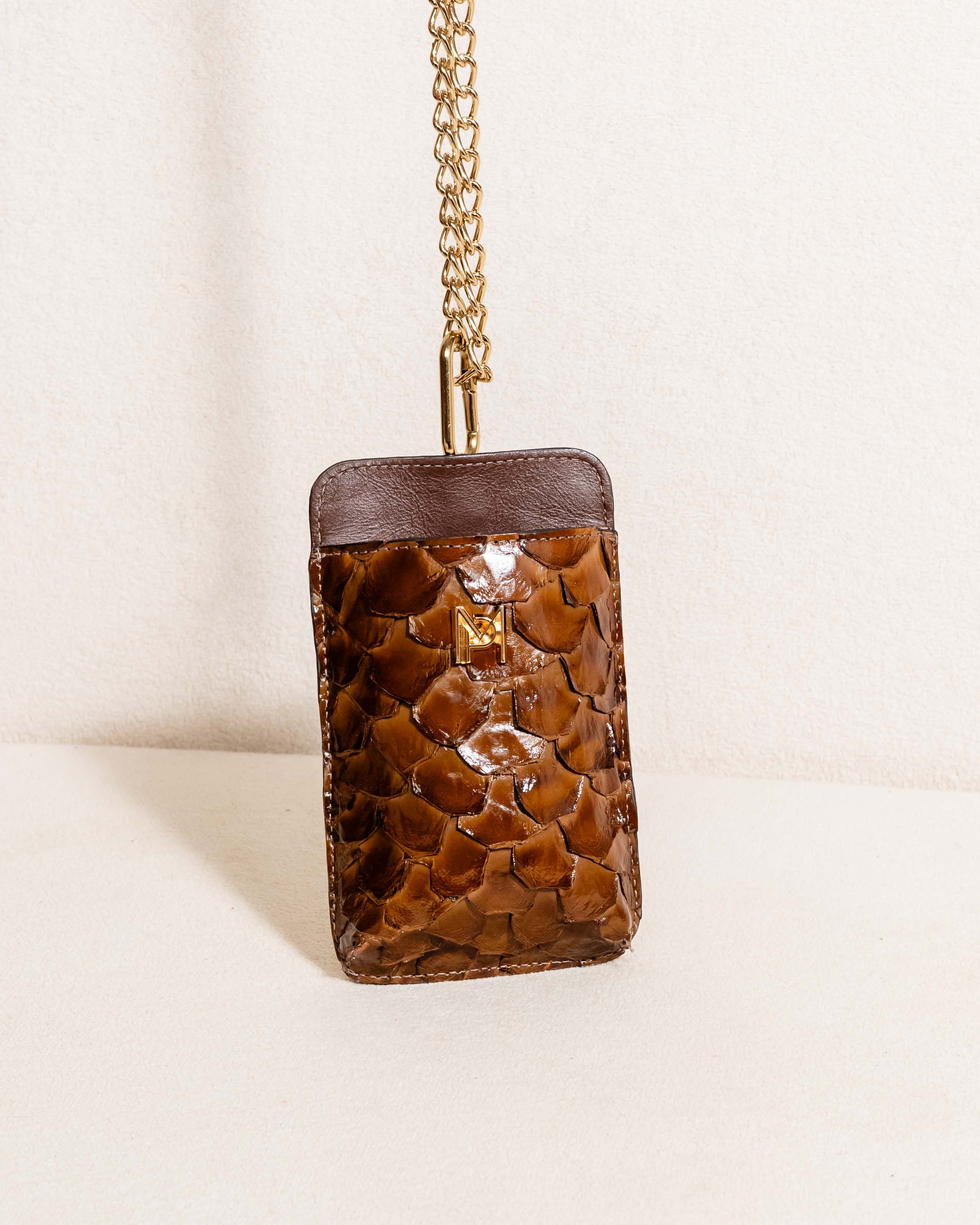 BOLSA PORTA CELULAR DE COURO PIRARUCU SOPHIE PINHÃO